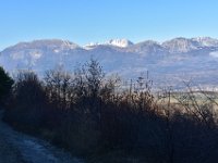 2  Le chemin traverse les prés depuis La Bâtie-Vieille direction Les Gays avec vue sur le Gapençais et les montagnes de Charance, Gleize et le Pic de Bure (Dévoluy).