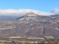 3  Au Nord, l'emblématique Chapeau de Napoléon, au dessus de la commune de La Bâtie-Neuve, délimite le Champsaur, sous les nuages.