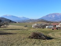 5  Vue depuis Les Gays sur Céüse à l'Ouest (à gauche) et Charance (à droite). Dans le plan central, la colline de Saint-Mens domine le sud de Gap.