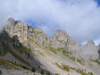 10  Par derrière les Aiguilles. On voit au loin le passage de la brèche (au niveau du bloc carré).