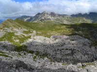 22  Le lapiaz (rainures creusées par les eaux dans le calcaire) de Chabrières, de l'autre côté de la brèche.