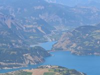 17  Le barrage de Serre-Ponçon (barrage poids en terre, le plus grand d'Europe) et le Canal de la Durance. Au premier plan, le village du Sauze-du-lac.