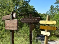 1  Au départ du stationnement situé dans les lacets de la route avant le village de Théus, à 20km au sud de Gap, la petite randonnée des Demoiselles Coiffées de Théus (7km, 500m de dénivelé) longe le Torrent du Vallauria jusqu'à la rencontre avec ces concrétions géologiques remarquables. A droite, le sentier partant vers le Mont Colombis.