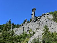 10  Ces concrétions géologiques sont appelées "Cheminées des Fées" ou encore "Demoiselles Coiffées". La légende raconte qu'un beau violoniste entraîna les demoiselles du village de Théus, avec leurs grands chapeaux plats,  pour une dernière danse dans la vallée du Vallauria. Celles-ci, toutes à leur envie de danser, n'écoutèrent pas les avertissements des garçons du village et à minuit, le violoniste disparut dans un éclair en figeant les demoiselles pour toujours. Celle en face de nous porte le nom de "La Morille" !