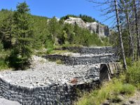 3  Le Torrent du Vallauria. En une centaine d'années, la vallée a été reboisée (pins noirs, cèdres, cyprès en plus des pins sylvestres et des hêtres déjà présents) et le lit du torrent aménagé avec notamment la création de ces barrages de correction torrentielle, afin de limiter l'érosion.