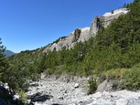 5  Le sentier traverse à plusieurs reprises le torrent aujourd'hui à sec.