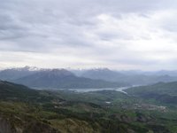 5  Côté sud-est, vue sur le Lac de Serre-Ponçon et la ville de Chorges. En face, le Pic de Morgon.