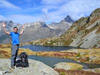17  Arrivée :) L'endroit est idéal pour le pique-nique, avec vue sur les lacs, entourés de marmottes. Ce sont les dernières semaines avant qu'elles ne rentrent pour l'hiver !