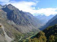 4  Le sentier s'élève le long des courbes de niveau, en surplomb de la vallée du Valgaudemar.