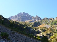 6  Le sentier contourne la montagne à droite et remonte devant l'a tête des Bancs (2513m), au fond.