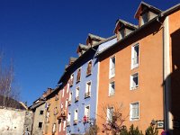 3  Dans les rues colorées de Vriançon, devant le restaurant Le Rustique qui sert des truites somptueuses :)