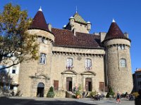 1  Après un passage au marché des Vans (approvisionnement en fromage, saucisson, tapenade, bières artisanales, ...), petite pause à Aubenas en début d'après-midi où nous dégustons un café sur la place de l'Hôtel de Ville.