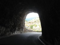 2  Une route sinueuse avec des tunnels.
