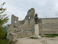 11  Dans le Sud-Ouest du Lubéron, le château de Lacoste. : 11