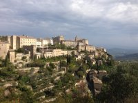 15  Gordes, ses maisons bâties à même le roc et ses ruelles pavées. : 15