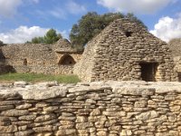 19  Le Village des Bories, cabanes de pierre construites en pierres sèches sans ciment d'aucune sorte, selon le principe de la voûte à encorbellement, par les bergers pour leurs troupeaux et leurs familles lorsque leurs champs étaient trop éloignés des villages. : 19