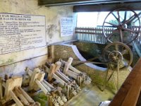 23  Ancien moulin à papier fonctionnant toujours en démonstration, grâce à l'énergie hydraulique de la Sorgue  ! : 23