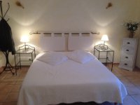 38  Au Clos des Cigales, chambre d'hôtes, aux allures très provençales avec son fer forgé. : 39