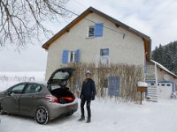 1  Belle surprise au lever du Dimanche 17 janvier : la neige a tombé toute la nuit, la Foulée Blanche va être belle :) Nous chargeons la voiture devant le gîte "La Maison aux volets bleus" !