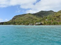 1  Nous partons pour la journée avec Ari, le fils de Ludo, à la découverte des beautés du lagon. Nous longeons la côte vers le sud, passage devant le Palais de la Mer.