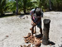 24  Deuxième atelier d'ouverture de noix de coco avec Ari, après le premier entraînement à Bora Bora ! La pierre à droite permet de poser la noix de coco débarrassée de sa bourre et la frapper avec la tranche de la main d'un coup sec pour l'ouvrir.