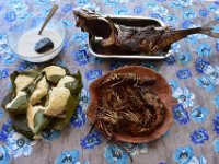 27  Pique-nique polynésien : carangue et langoustes grillées au barbecue, lait de coco chauffé à la pierre volcanique, pain de coco (faraoa coco - gâteau moelleux) et poisson cru au lait de coco.