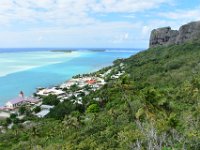 1  Pour ce dernier jour à Maupiti avant de repartir sur Tahiti, nous partons pour l'ascension du sommet de l'île ! En s'élevant au-dessus de Vaiea, belle vue sur la falaise Hotu Paraoa et au loin les motus entourant la passe.
