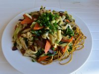 10  Repas bien mérité au snack du village, avec un bon chao mein.