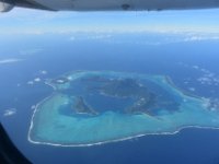 14  vue sur Bora Bora, son lagon et ses motu encerclés par la barrière de corail. Une vraie beauté :) Au loin l'île de Tupai. Nous sommes impressionnés par la présence de ces bijoux au milieu de l'immensité de l'Océan Pacifique.  La Polynésie Française s'étend sur environ la surface de l'Europe avec ses 5 archipels et ses 118 îles, sa superficie est occupée à la quasi-totalité par l'océan.