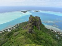3  Vue magnifique depuis le sommet de Maupiti, le Mont Teurafaatiu (380m) :) En face, les Motu Tiapaa et Pitihahei et l'unique passe navigable de l'île, la passe Onoiau, qui est réputée dangereuse avec ses courants violents. Le cargo de ravitaillement mensuel doit la franchir avec prudence en attendant de bonnes conditions de marée. On le voit accosté au port au sud de Vaiea ! La "fausse passe", au nord de l'île à hauteur du Motu Paeao, n'est quant à elle pas praticable.