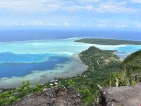 4  Le lagon de Maupiti et son étonnant camaïeu de bleus :) A droite, le Motu Auira, la Pointe et la plage de Tereia. On peut traverser à pied le lagon séparant la plage du Motu, nous n'en avons pas eu l'occasion mais cela doit être sympa à faire !