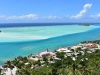 8  En redescendant, le ciel se dégage, la vue sur Vaiea et le lagon invite à la contemplation. Le lagon de Maupiti est large et très peu profond comme en témoigne la grande partie bleu turquoise qui laisse transparaître le fond de sable blanc.