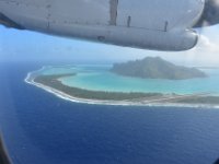 1  Après 20min. de vol, arrivée vers 15h30 en vue de Maupiti, "La Petite Bora Bora". Il y a encore quelques années, un bateau appelé le "Maupiti Express" permettait de venir depuis Bora Bora mais il a été arrêté. Notre voyage à travers les îles de l'Archipel de la Société nous a permis de les découvrir de la plus récente (Tahiti qui n'est en réalité pas la plus récente des îles, il s'agit de Mataia qui n'est pas accessible) à la plus ancienne (Maupiti). Les îles sont en effet sur une plaque océanique qui se déplace vers le nord-ouest. Nous avons ainsi pu bien saisir l'évolution des îles de l'île haute vers l'atoll (affaissement et descente de l'île haute sous l'eau pour ne laisser plus que le lagon et ses motu à l'intérieur de la barrière de corail formée à l'origine sur les flancs de l'île).
