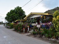 17  Une belle douceur de vivre se dégage du village de Vaiea. Ici, pas de banque ni de distributeur, il faut être prévoyant ! Maupiti comporte une école (les jeunes peuvent ensuite aller étudier à Bora Bora jusqu'au lycée) et une infirmerie (dispensaire). Pour les soins plus importants, il faut se rendre à Raiatea (Uturoa).