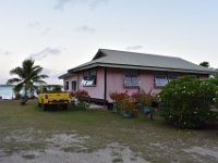 18  Un Fare MTR, maisonnette standardisée conçue pour résister aux cyclones. Les habitants ont encore en tête le cyclone Osea en 1997 qui a détruit quaisment toutes les constructions sur son passage. A droite, un bel arbuste de tiare tahiti.