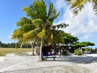 2  L'aéroport de Maupiti, situé sur le Motu Tuanai au nord-est de l'île, est constitué en tout et pour tout d'un Fare ouvert au vent. Pas de stress pour récupérer les bagages ou pour embarquer ici, tout se fait très simplement. D'ailleurs, tous nos avions ont toujours été bien à l'heure sans souci non plus pour le suivi des bagages. C'est un plaisir quand ça se passe comme cela :)