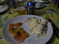 22  Repas tous autour de la table de Ludo et Moyra, en parfaite immersion dans la vie de la famille. Au menu, carpaccio de thon blanc au curry et citron vert et thon à la vanille, le tout arrosé d'une bonne bière Hinano :)
