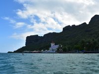 5  Un bateau taxi nous emmène jusqu'au quai de Vaiea et nous sommes accueillis à notre arrivée sur l'île par Ludo qui nous conduit jusqu'à sa pension de famille "Chez Ludo et Moyra" au nord de l'île, à mi-chemin entre Vaiea et la plage de Tereia. Le village de Vaiea est adossé à une impressionnante falaise de basalte.