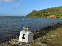 9  Sur les bornes kilométriques, l'emblème de Maupiti : un pilon, provenant de la légende des jumeaux Hotupara’oa et Hotua’e. Maupiti signifie d'ailleurs "les jumeaux".